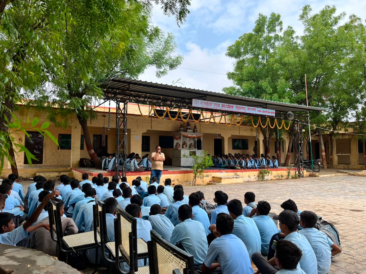 राउमावि जेठन्तरी के प्रांगण में कारगिल विजय दिवस की विशेष प्रार्थना-सभा — मंच से उद्बोधन एवं समस्त विद्यार्थियों की उपस्थिति